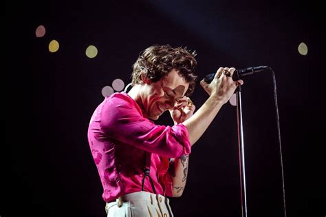 Harry Styles İstanbul Konseri: Moda İkonunun Canlı Müzik Performansı ve Şaşırtıcı Sürprizi!